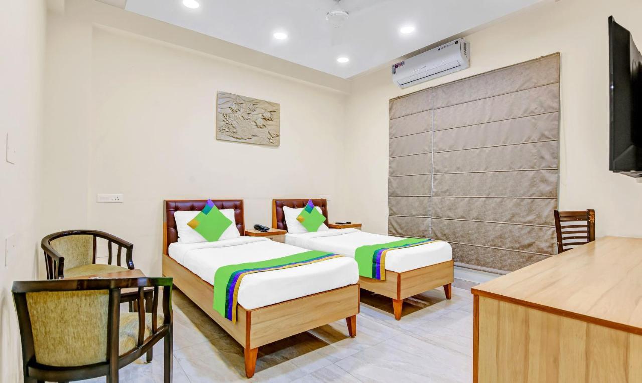 Treebo Sai Village Gold Souk - Sec 43 Gurgaon Bagian luar foto