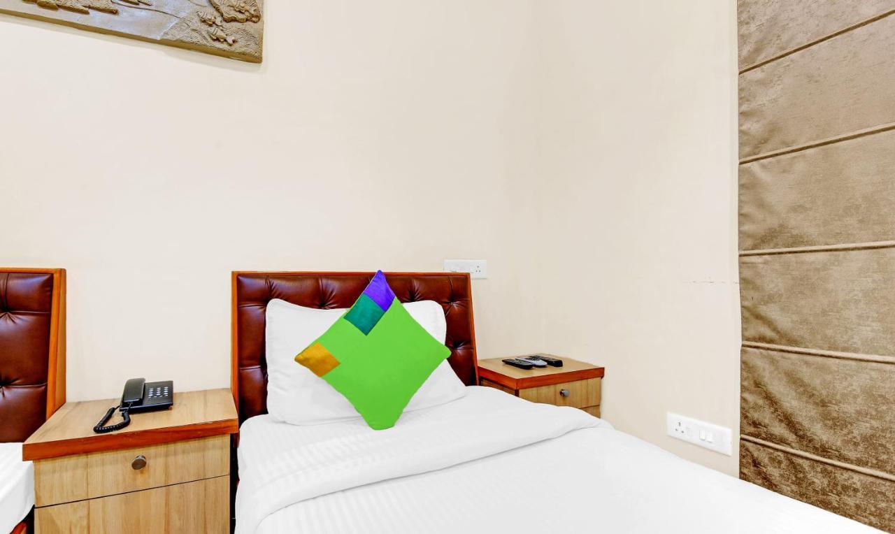 Treebo Sai Village Gold Souk - Sec 43 Gurgaon Bagian luar foto