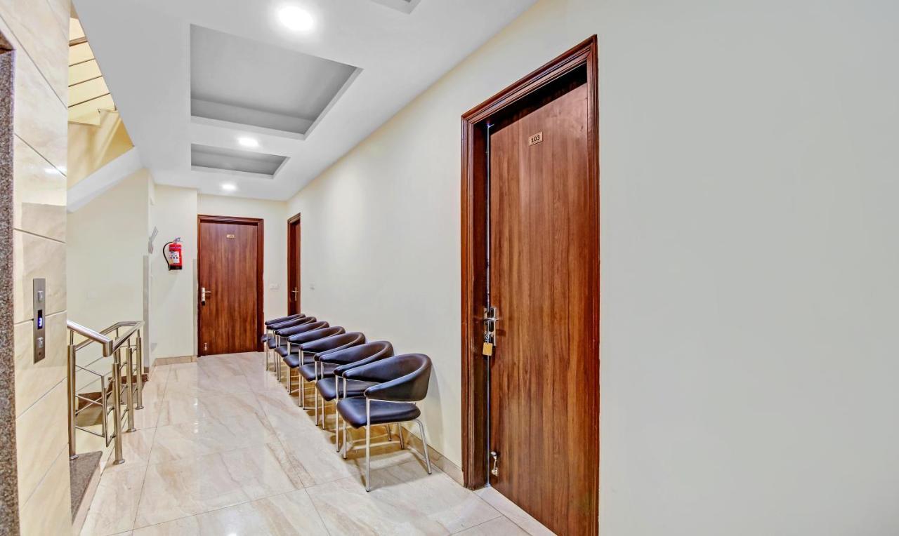 Treebo Sai Village Gold Souk - Sec 43 Gurgaon Bagian luar foto