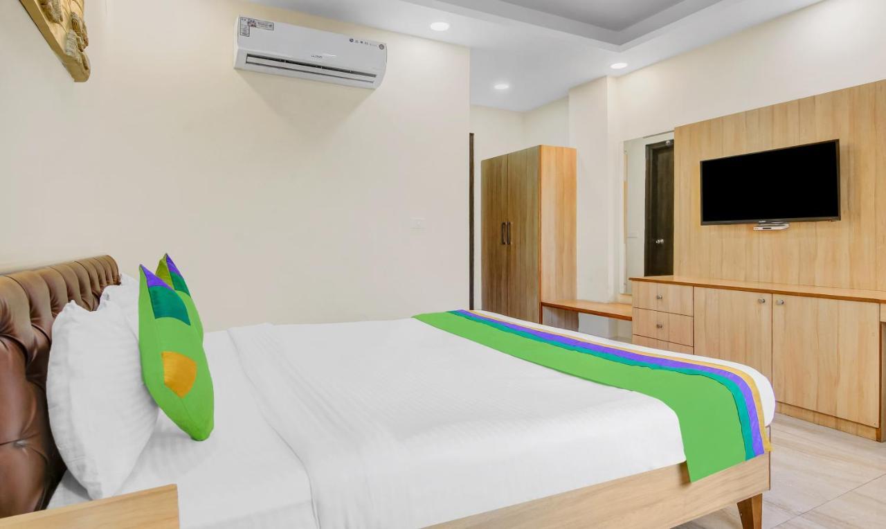 Treebo Sai Village Gold Souk - Sec 43 Gurgaon Bagian luar foto