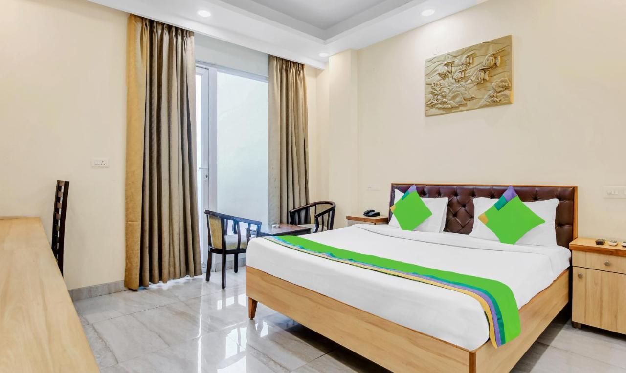 Treebo Sai Village Gold Souk - Sec 43 Gurgaon Bagian luar foto